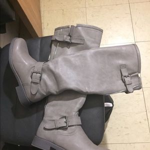Grey winter boots